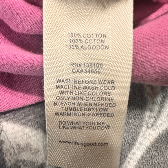 Life is good, half full wine glass, v-neck, XL, pet/smoke free home. - Picture 5 of 10